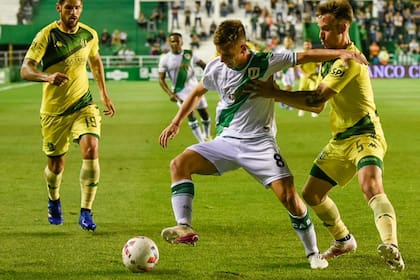 Giuliano Galoppo, volante de Banfield, aguanta la marca del futbolista de Aldosivi