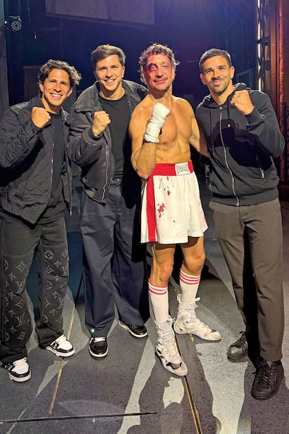 Giuliano, Gianluca, Nico Vázquez y Giovanni, juntos después de la función de Rocky
