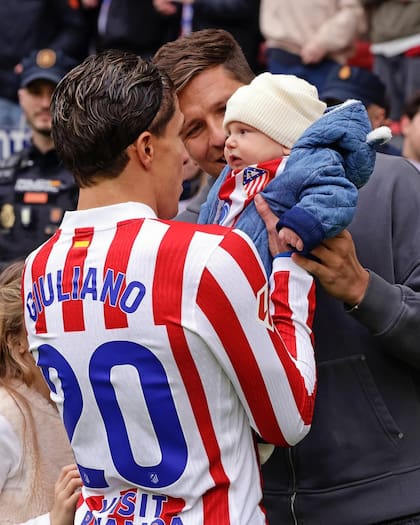 Giuliano junto a su hermano Gianluca y su sobrino Faustino; el nombre en la camiseta (Foto: @giulisimeone)