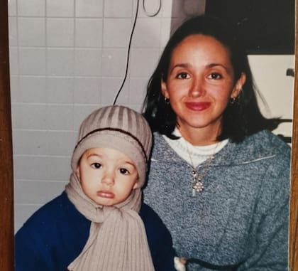 Giuliano, junto a su madre en Italia.