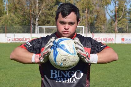 Giuliano Pambianco, arquero con síndrome de Down que debutó en la primera local de Sansinena de General Cerri (Bahía Blanca)