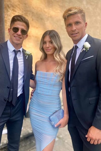 Giuliano posa con Gian y su novia, Abril Bruzzese. Irene, la novia de Giuliano, no pudo estar presente.