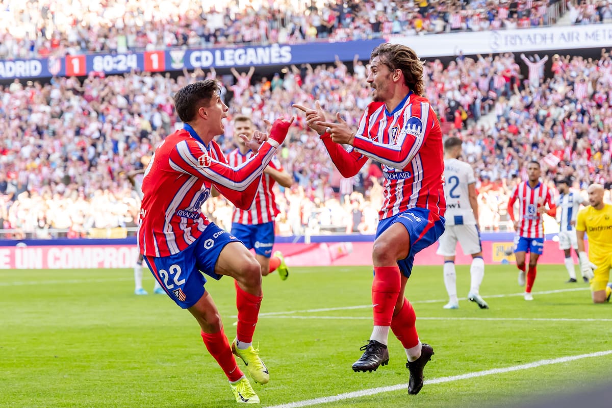 Giuliano Simeone celebra con Antoine Griezmann el segundo gol de Atlético de Madrid; el delantero argentino hizo una jugada perfecta para el tanto del francés (Photo by M Gracia Jimenez/Soccrates/Getty Images)