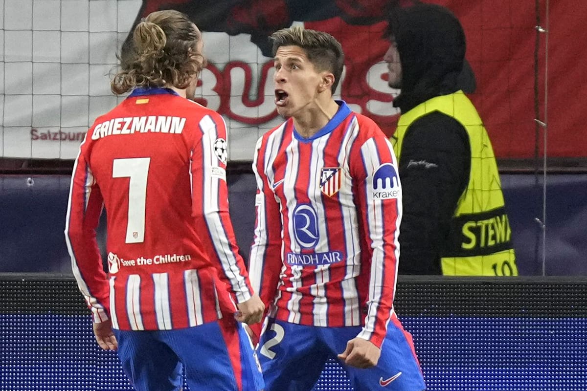 Giuliano Simeone celebra con su compañero Antoine Griezmann