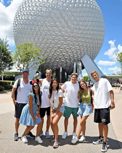 Giuliano Simeone e Irene Ariza durante unas vacaciones a Disney con Carolina Baldini (Foto: Instagram @giulisimeone)