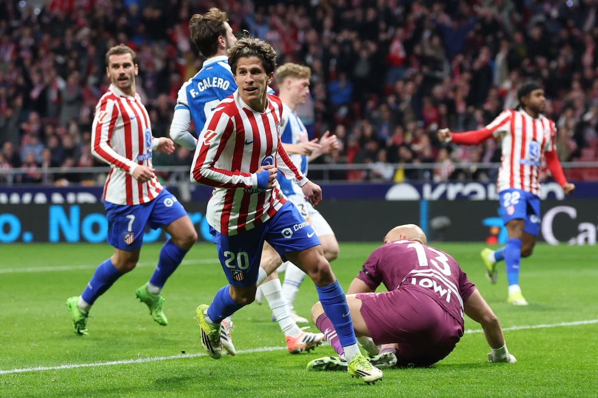 Giuliano Simeone empieza a festejar su gol tras definir con un remate cruzado, el del 2-1 parcial en el 4-2 de Atlético de Madrid sobre Espanyol por la liga española.