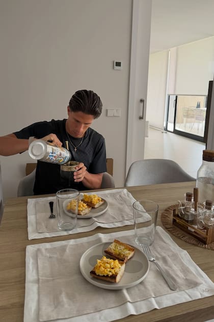 Giuliano Simeone en el comedor de su casa