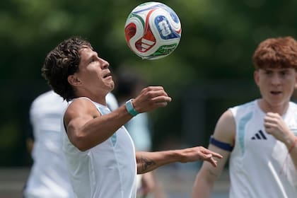 Giuliano Simeone pelea por un lugar entre los titulares en la Argentina para enfrentar a Inglaterra