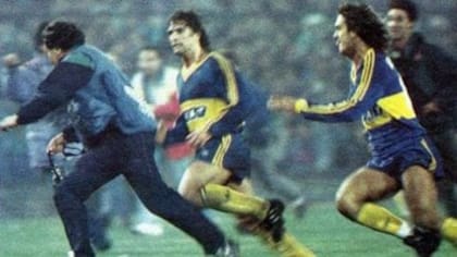 Giunta y Batistuta corren a un fotógrafo en Chile