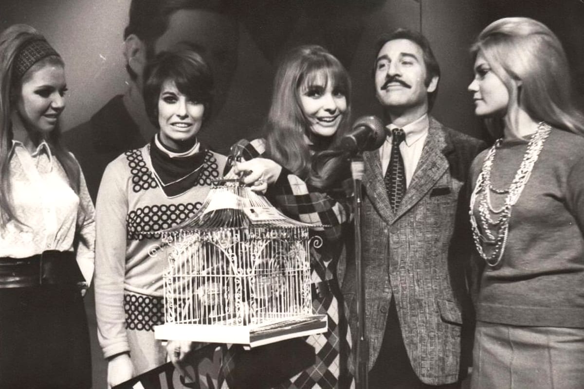 Gladys Mancini junto a Dorita Delgado, otra secretaria "histórica" y Roberto Galán en una emisión de Si lo sabe, cante, el certamen que entregaba un canario como premio