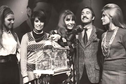 Gladys Mancini junto a Dorita Delgado, otra secretaria "histórica" y Roberto Galán en una emisión de Si lo sabe, cante, el certamen que entregaba un canario como premio