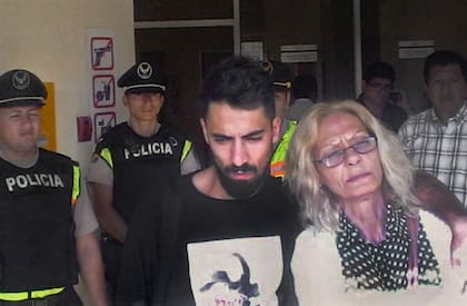 Gladys Steffani, la madre de María José Coni, consolada por su hijo