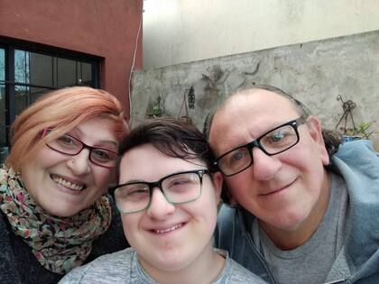 Gladys Villafañe y Carlos Colombo posan junto a su hijo Valentín