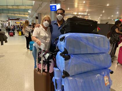 Gladys y Nelson Sequeira, dos argentinos que buscaban embarcar en el primer vuelo charter de Aerolíneas Argentinas