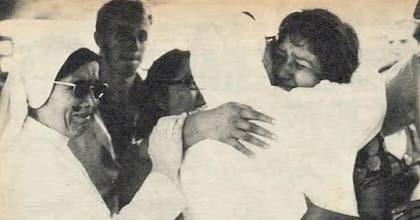 Gladys Zehnder, que ayudó a su hermano a sacar al resto de sus primos del avión, se abraza a las monjas de la escuela a la que iba (Foto: Gente)
