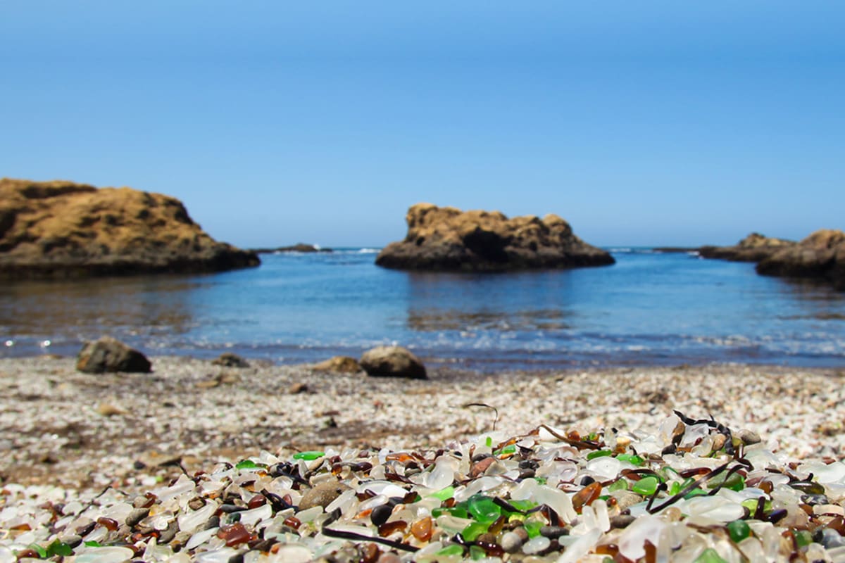 Glass Beach tiene un acantilado de dificil acceso