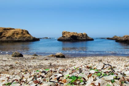 Glass Beach tiene un acantilado de dificil acceso