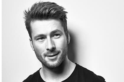 Glen Powell, de Set It Up a La sociedad literaria de Guernsey