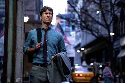 Glen Powell encarna esta comedia negra sobre la posibilidad de recibir (o no) una jugosa herencia