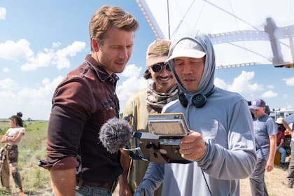 Glen Powell y el director, Lee Isaac Chung, durante el rodaje de Tornados