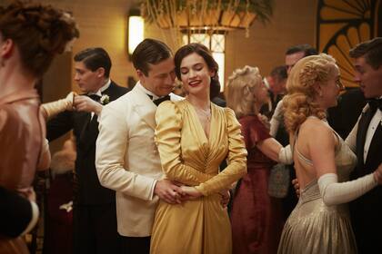 Glen Powell y Lily James en una escena de La sociedad literaria y del pastel de cáscara de papa de Guernsey