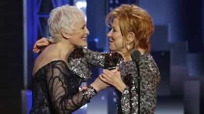 Glenn Close le entrega su premio como mejor actriz en un musical a Bette Midler, protagonista del revival de Hello, Dolly!