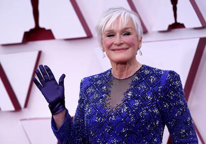 Glenn Close, nominada como mejor actriz de reparto por Hillbily: una elegía rural, llegó a la alfombra roja de Los Ángeles luciendo un vestido azul de Giorgio Armani Privé con incruste de cristales