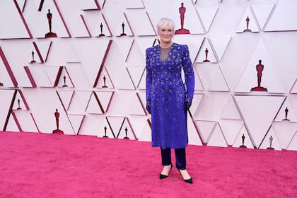Glenn Close, nominada como mejor actriz de reparto por Hillbily: una elegía rural, llegó a la alfombra roja de Los Angeles luciendo un vestido azul de Giorgio Armani Privé con incruste de cristales