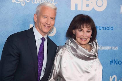 Vanderbilt junto a su hijo, el periodista Anderson Cooper, en la presentación del documental Nothing Left Unsaid