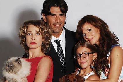Gloria Carrá conoció a Alejandro Stoessel durante su participación en Patito Feo, ficción en la que compartió elenco con Laura Esquivel, Juan Darthés y Griselda Siciliani; Stoessel fue uno de los responsables de la idea original del ciclo
