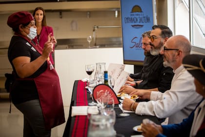 Gloria del Valle Aguirre frente a un jurado de notables.