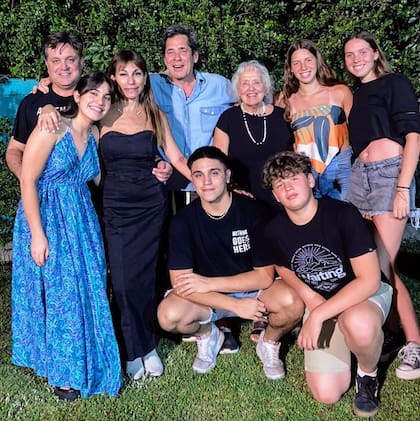 Gloria, en el centro, fanática de su familia. Aquí junto a hijos y nietos