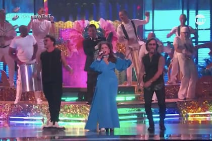 Gloria Estefan acompañada por Pedro Capó y Diego Torres, en los Premios Latin Grammy 2021.