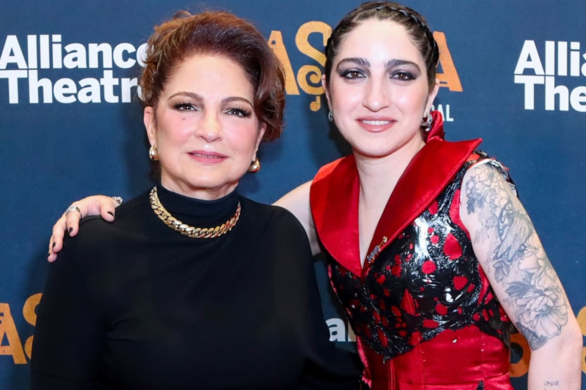 Gloria Estefan con su hija, Emily, en la première del musical Basura en Atlanta, Georgia