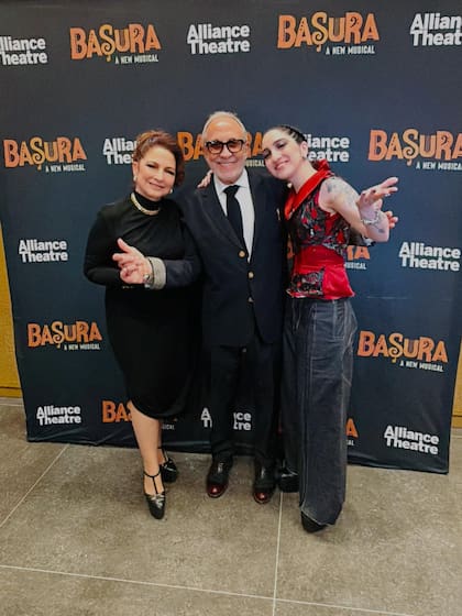 Gloria Estefan junto a su marido y su hija, en la presentación del musical