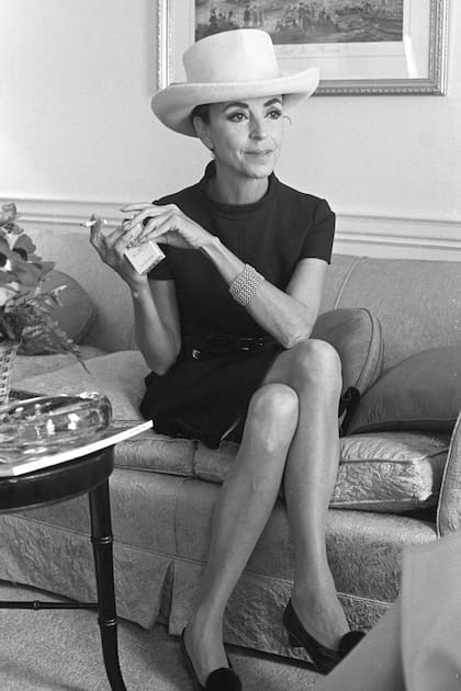 Gloria Guinness –con sombrero Balenciaga y vestido Givenchy– en 1961. De origen mexicano, tuvo cuatro maridos –se destacan Ahmad-Abu-ElFotouh- Fakhry Bey, nieto del rey Fuad I de Egipto, y Thomas Guinness, miembro de la famosa dinastía– y toda su vida estuvo rodeada de misterios y mentiras (hasta hubo rumores de que fue una espía nazi).