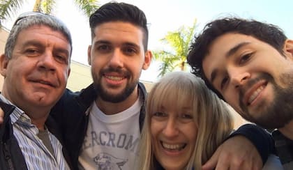 Gloria, junto a su marido y sus hijos.