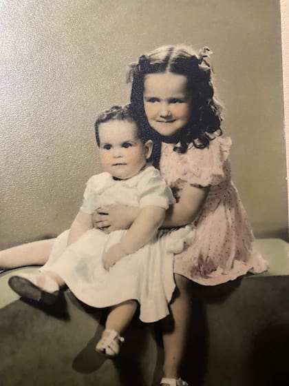 Gloria, justo en la edad del terremoto, sostiene a su hermana de un año, Negrita