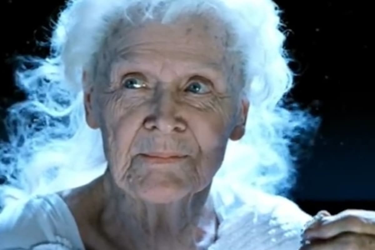 Gloria Stuart en el final alternativo de Titanic