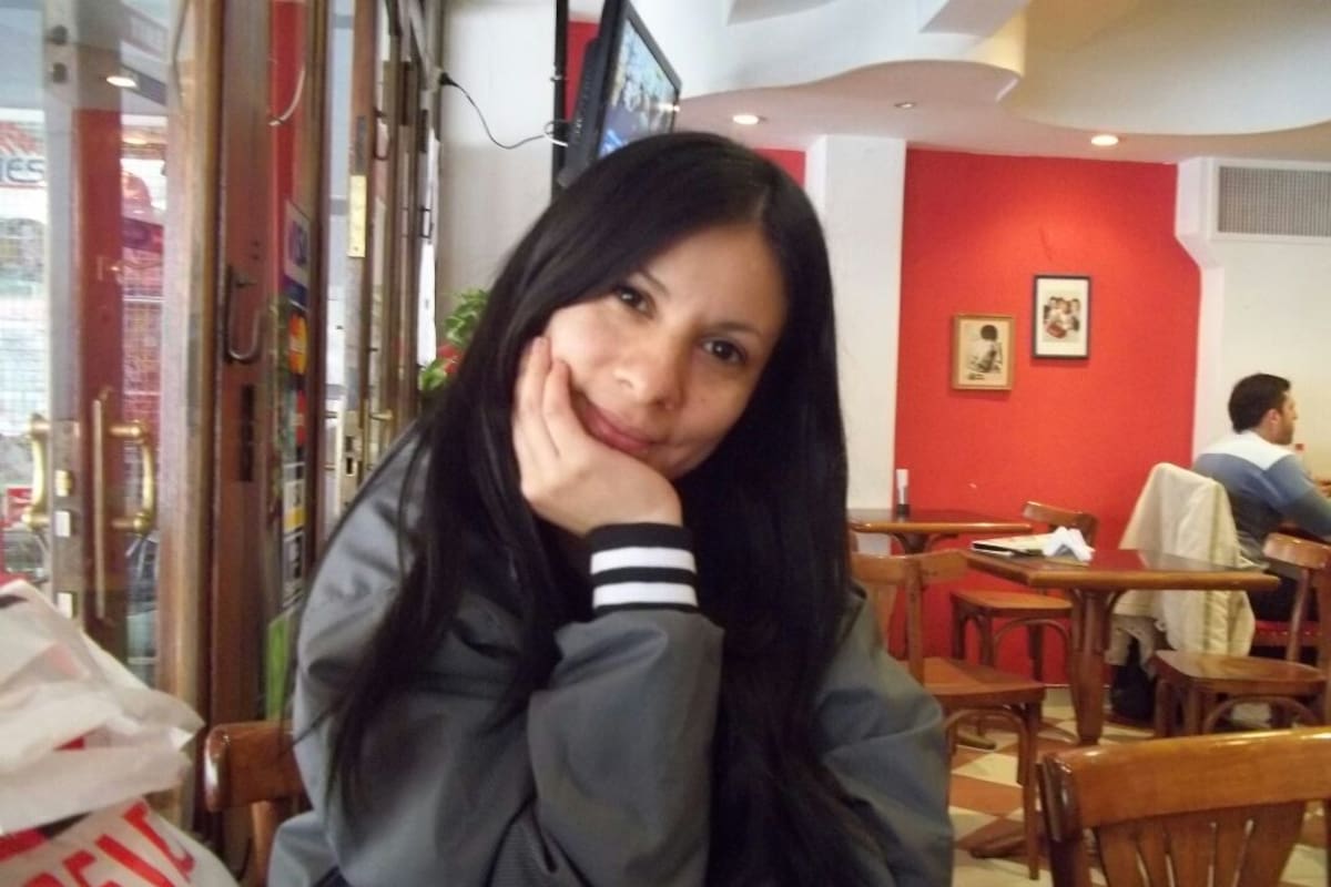 Gloría tenía una cicatriz en el labio inferior.