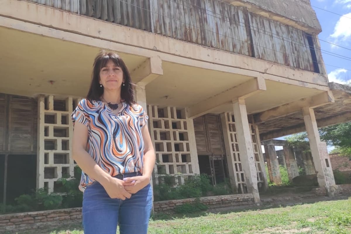 Gloria, una de las impulsora de la recuperación del cine, al frente de las ruinas de la vieja sala