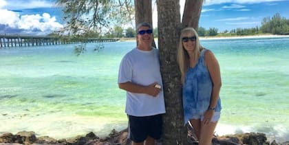 Gloria y Ricky, disfrutando un lindo momento en la playa.