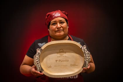 Gloria y su primer premio. Antes, había resultado campeona de su pueblo, Chicoana.