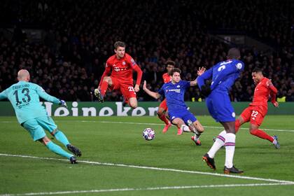 Gnabry completa la jugada que había iniciado, pese al esfuerzo de Willy Caballero: es el gol que abrió la cuenta para Bayern Munich ante Chelsea en Londres