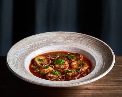 Gnocchi de provoleta grillados con pomodoro, chips de ajo y albahaca fresca, el plato emblema de Enero