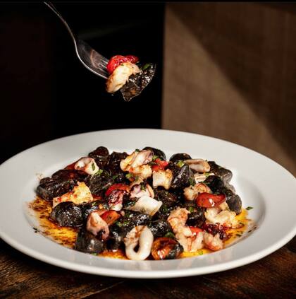 Gnocchi negro con frutos de mar. Foto gentileza de Quotidiano