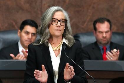 Gob. de Arizona veta ley que exige a funcionarios locales colaborar con funcionarios de inmigración