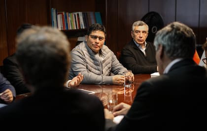 Gobernador Claudio Vidal y el ministro de Energía, Jaime Alvarez, durante las negociaciones para destrabar los fondos.