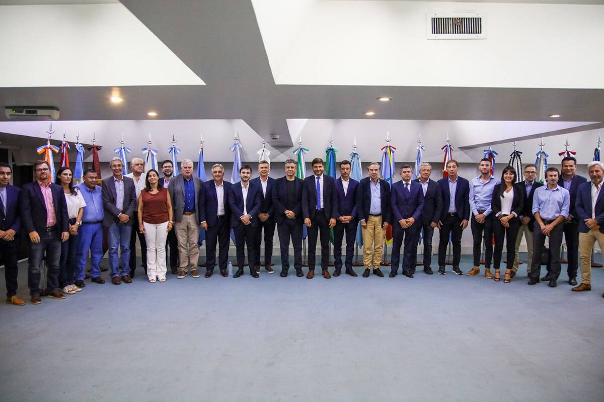 Gobernadores dialoguistas y legisladores afines en la sede del CFI