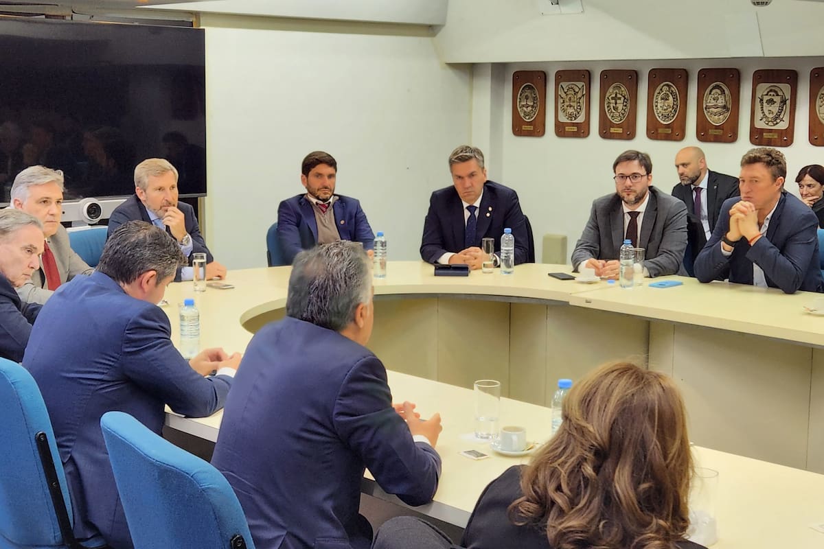Gobernadores y diputados dialoguistas reunidos en el Consejo Federal de Inversiones (CFI) este martes en Buenos Aires